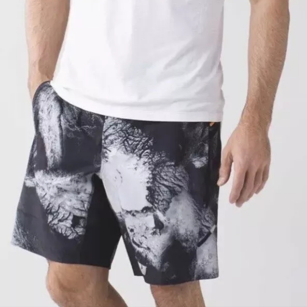 Lululemon Men’s Assert Short 9" Aerial Ice Black and White Size Medium